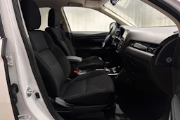 valkoinen Mitsubishi Outlander 2019 kuva 14.