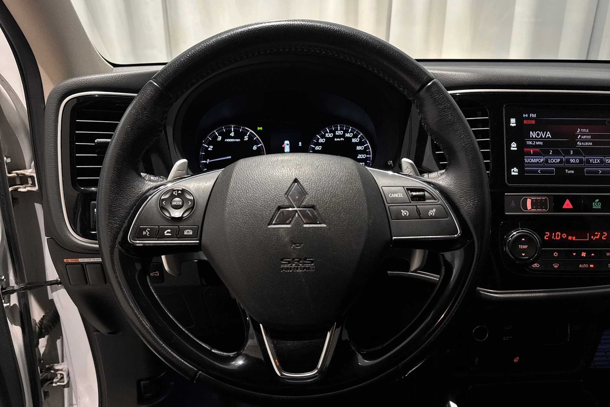 valkoinen Mitsubishi Outlander 2019 kuva 15.