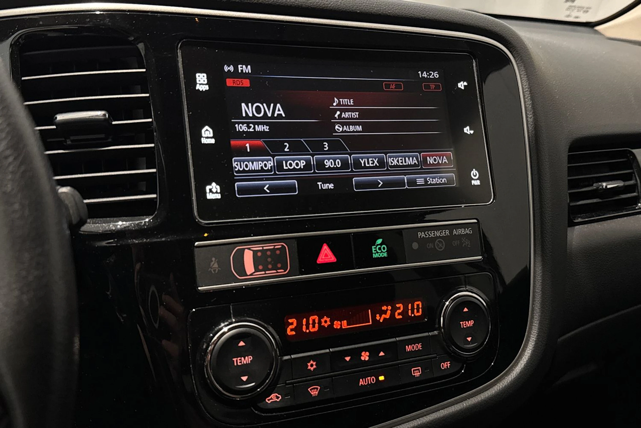 valkoinen Mitsubishi Outlander 2019 kuva 17.
