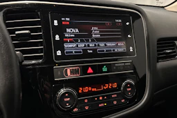 valkoinen Mitsubishi Outlander 2019 kuva 17.