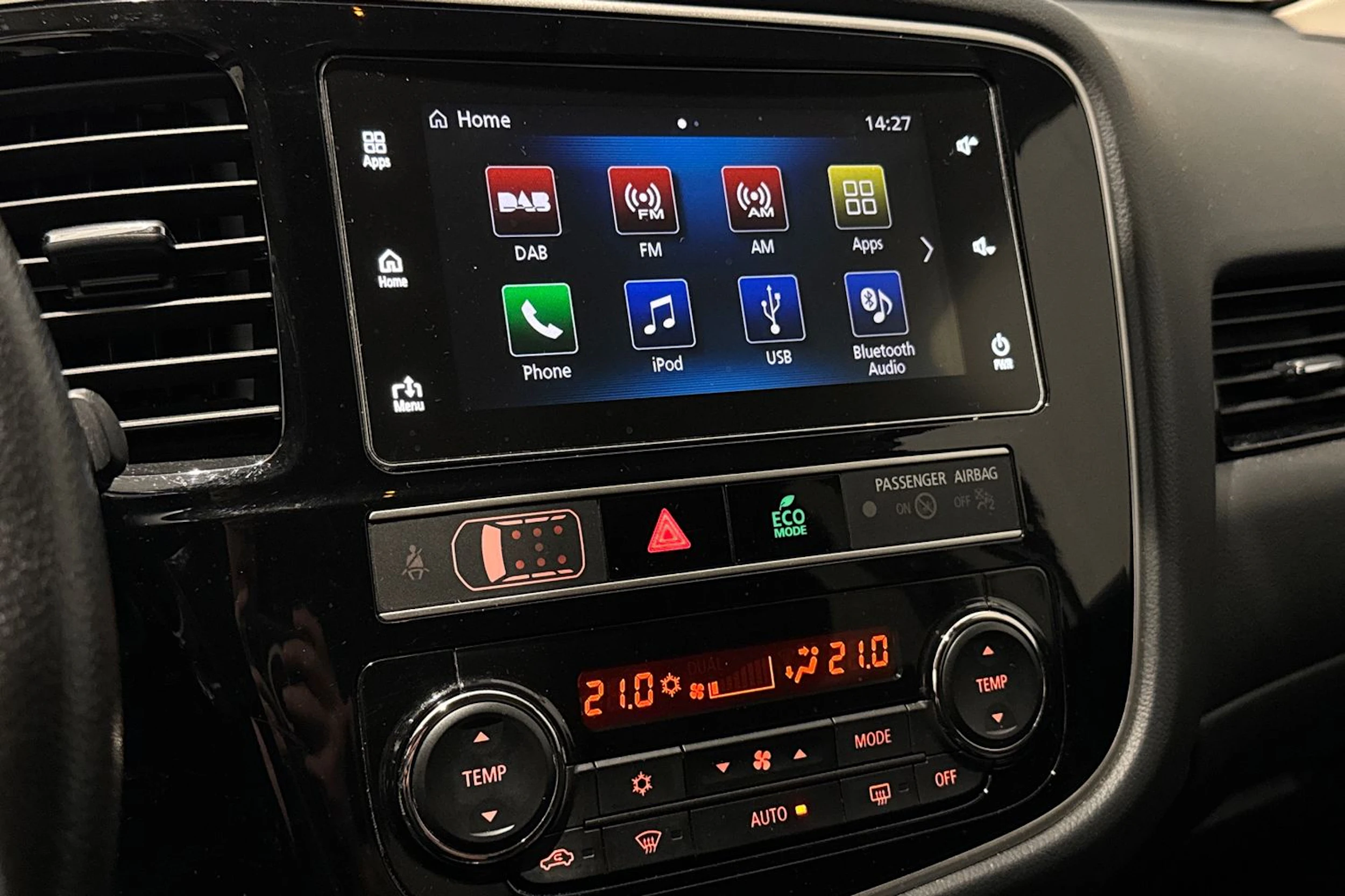 valkoinen Mitsubishi Outlander 2019 kuva 19.
