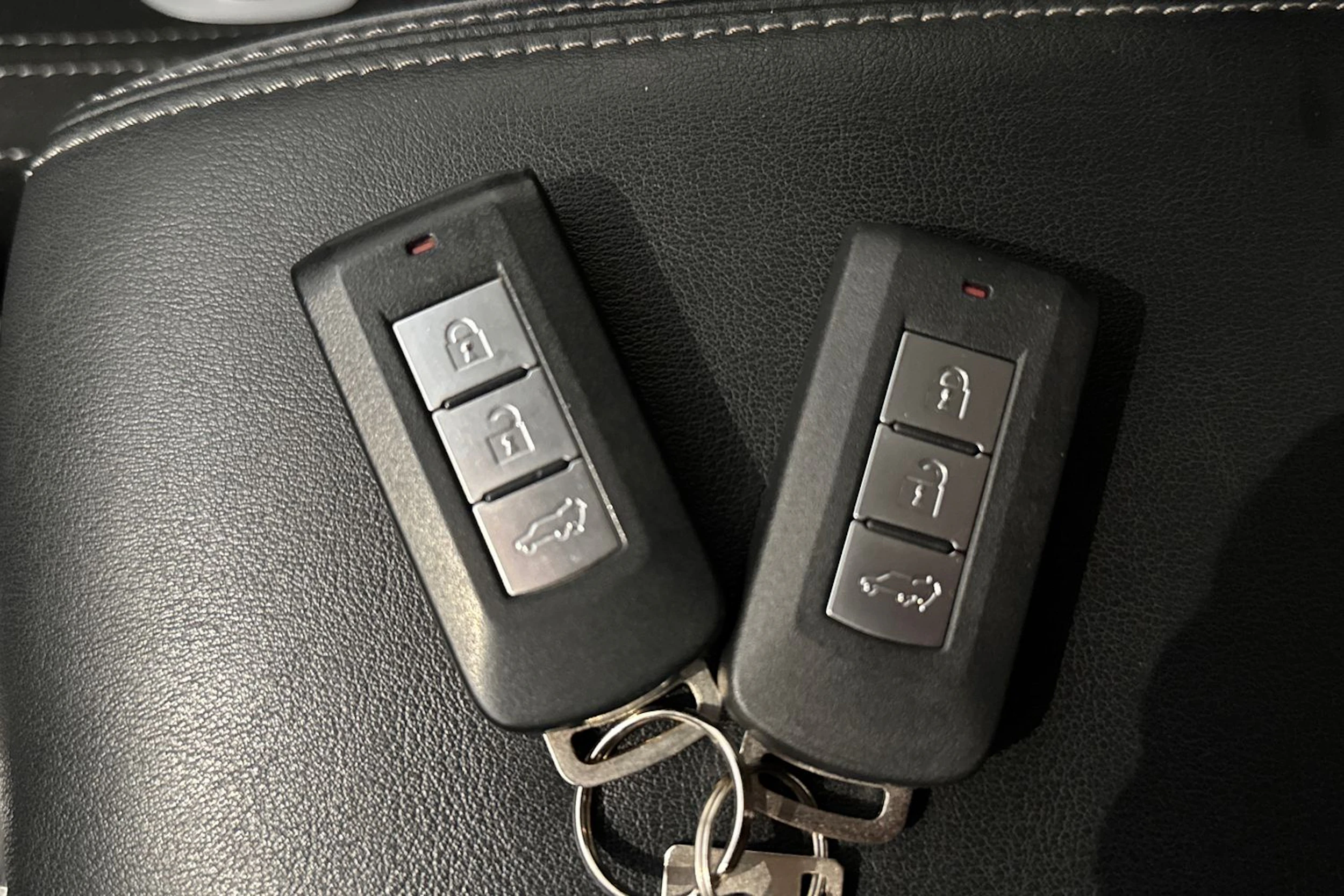 valkoinen Mitsubishi Outlander 2019 kuva 26.