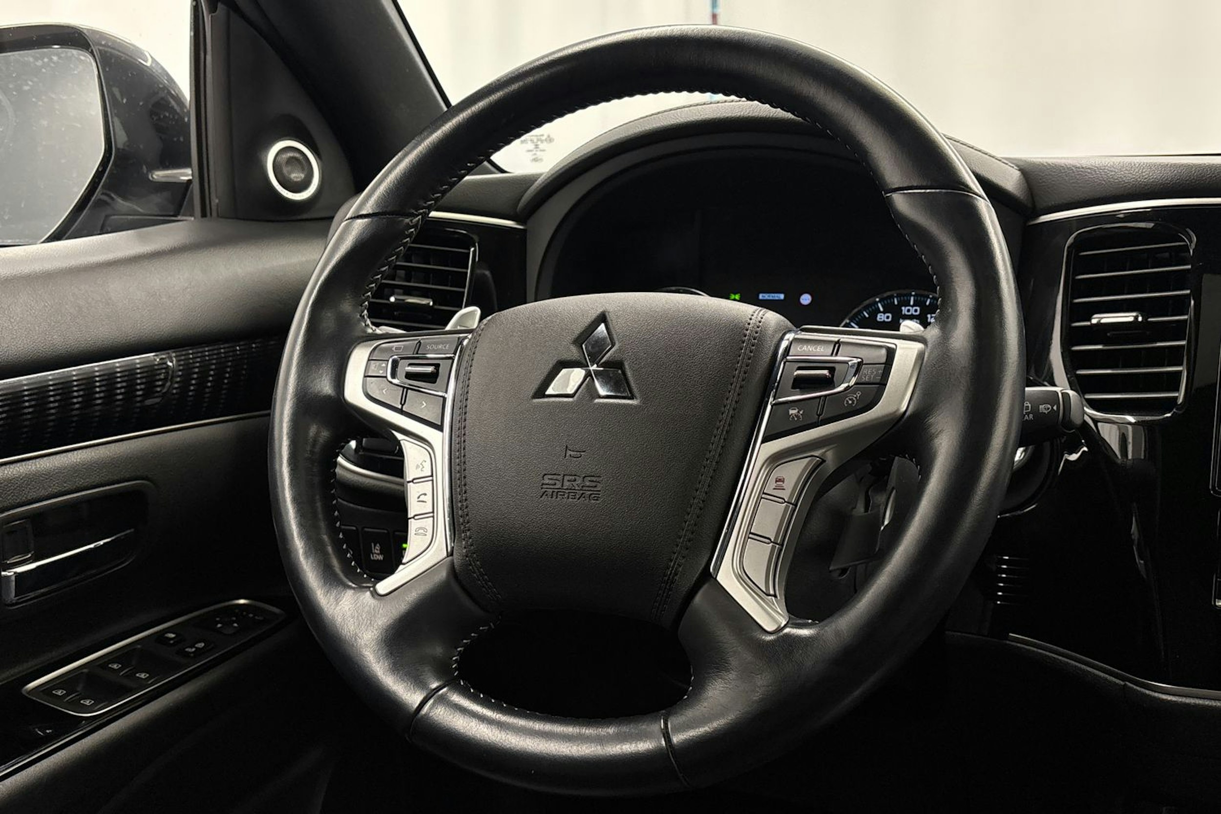 Harmaa Mitsubishi Outlander 2020 kuva 15.
