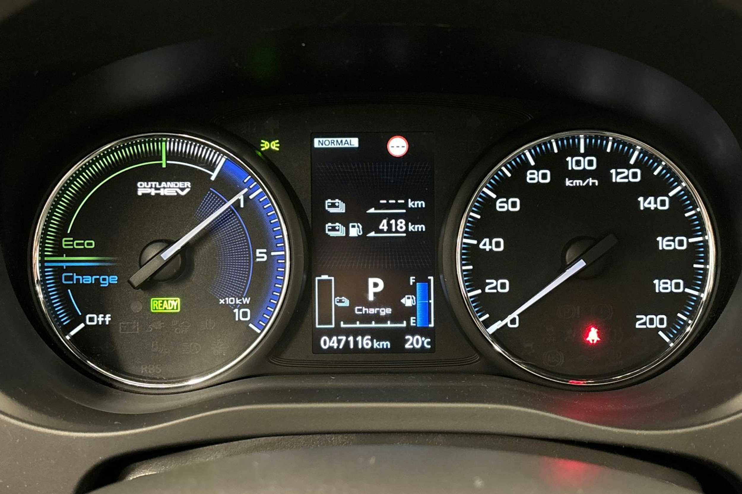 Harmaa Mitsubishi Outlander 2020 kuva 18.