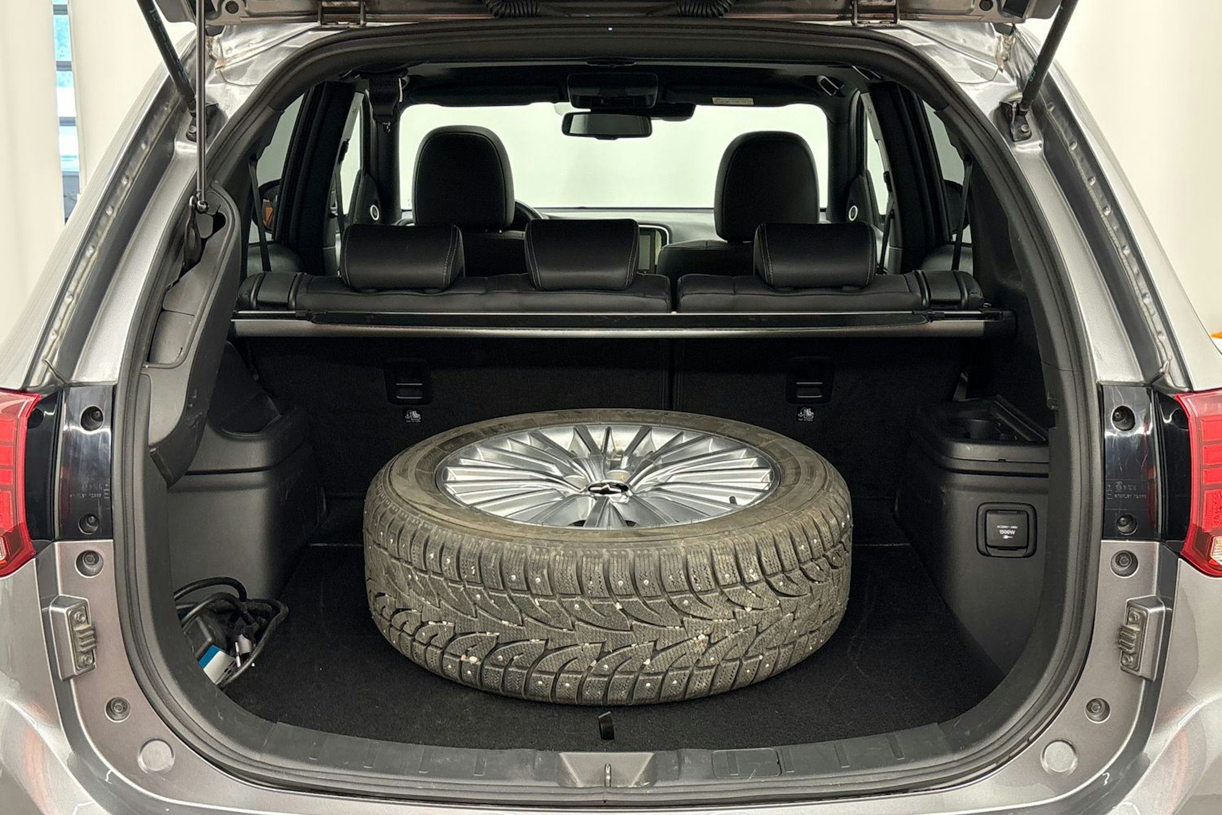 Harmaa Mitsubishi Outlander 2020 kuva 24.