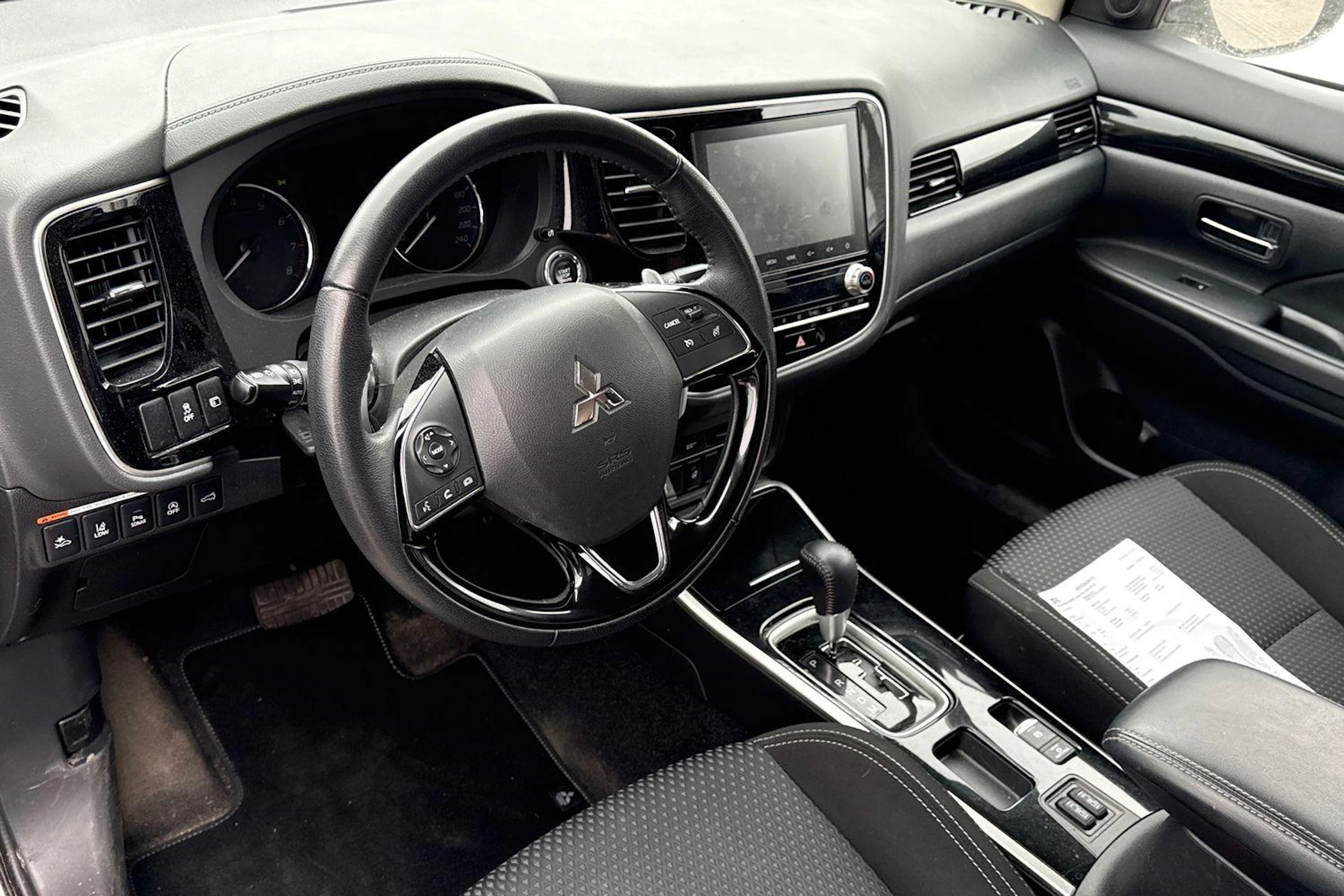 Valkoinen Mitsubishi Outlander 2020 kuva 3.