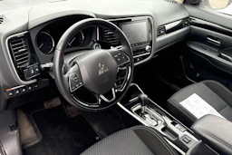 Valkoinen Mitsubishi Outlander 2020 kuva 3.