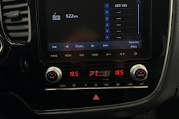 ruskea (beige) Mitsubishi Outlander PHEV 2020 kuva 22.