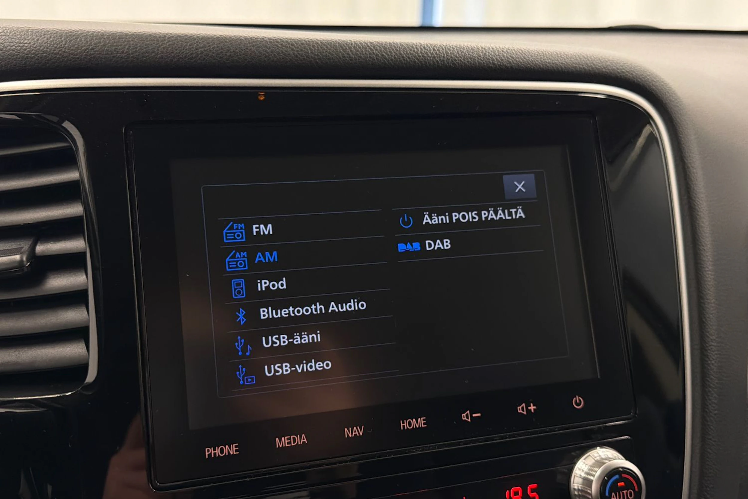 ruskea (beige) Mitsubishi Outlander PHEV 2020 kuva 24.