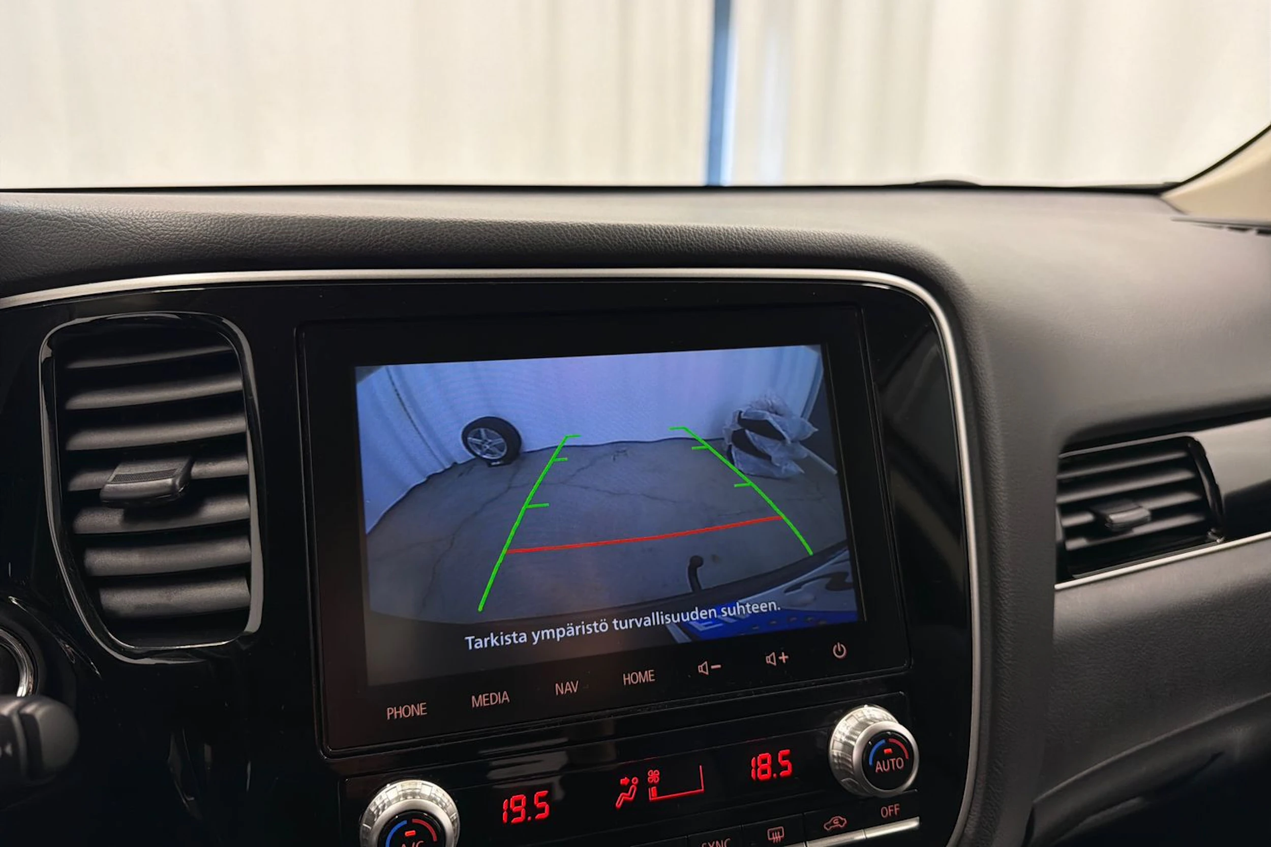 ruskea (beige) Mitsubishi Outlander PHEV 2020 kuva 25.