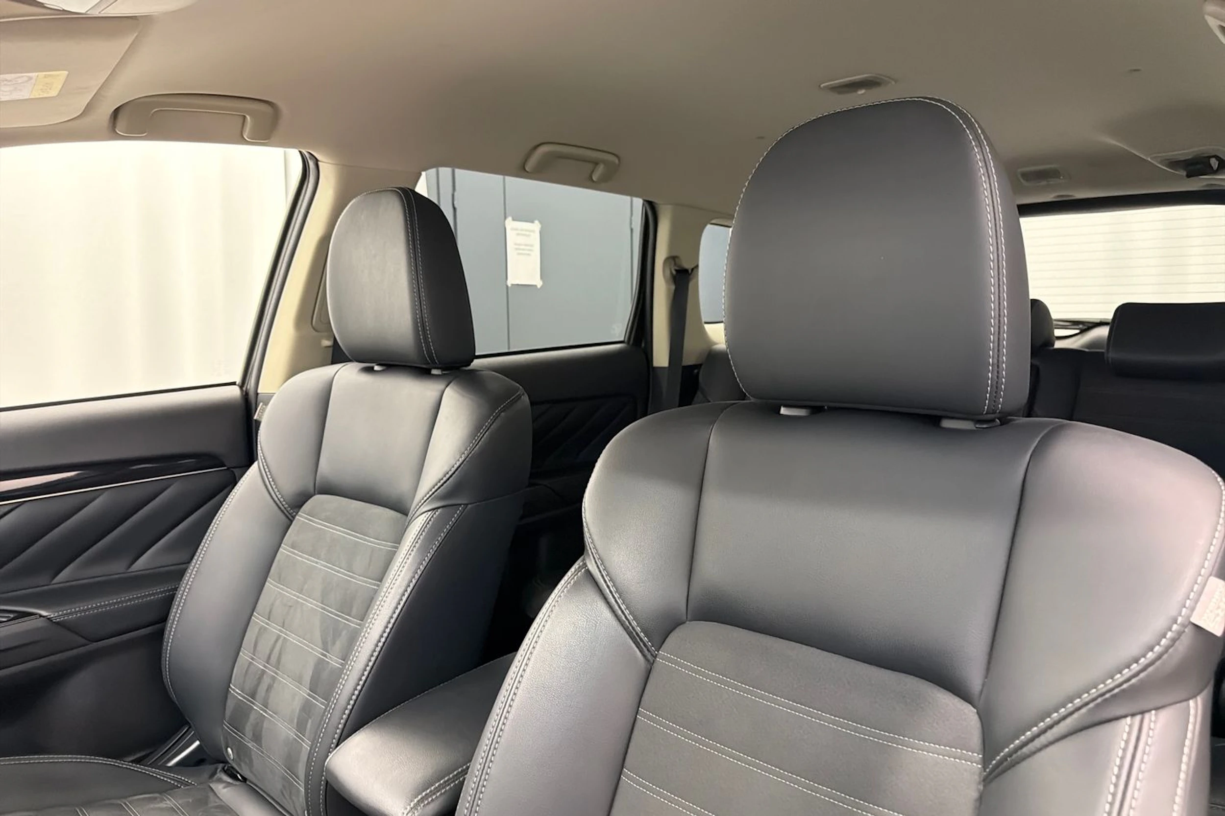 ruskea (beige) Mitsubishi Outlander PHEV 2020 kuva 26.