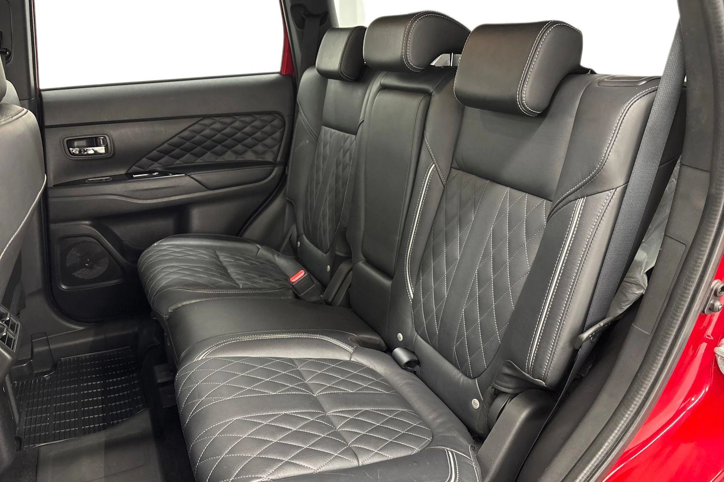 punainen Mitsubishi Outlander 2020 kuva 11.