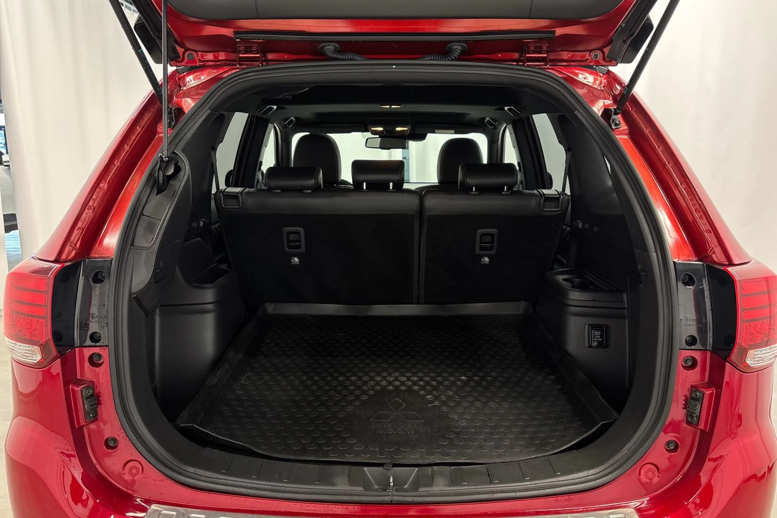 punainen Mitsubishi Outlander 2020 kuva 15.