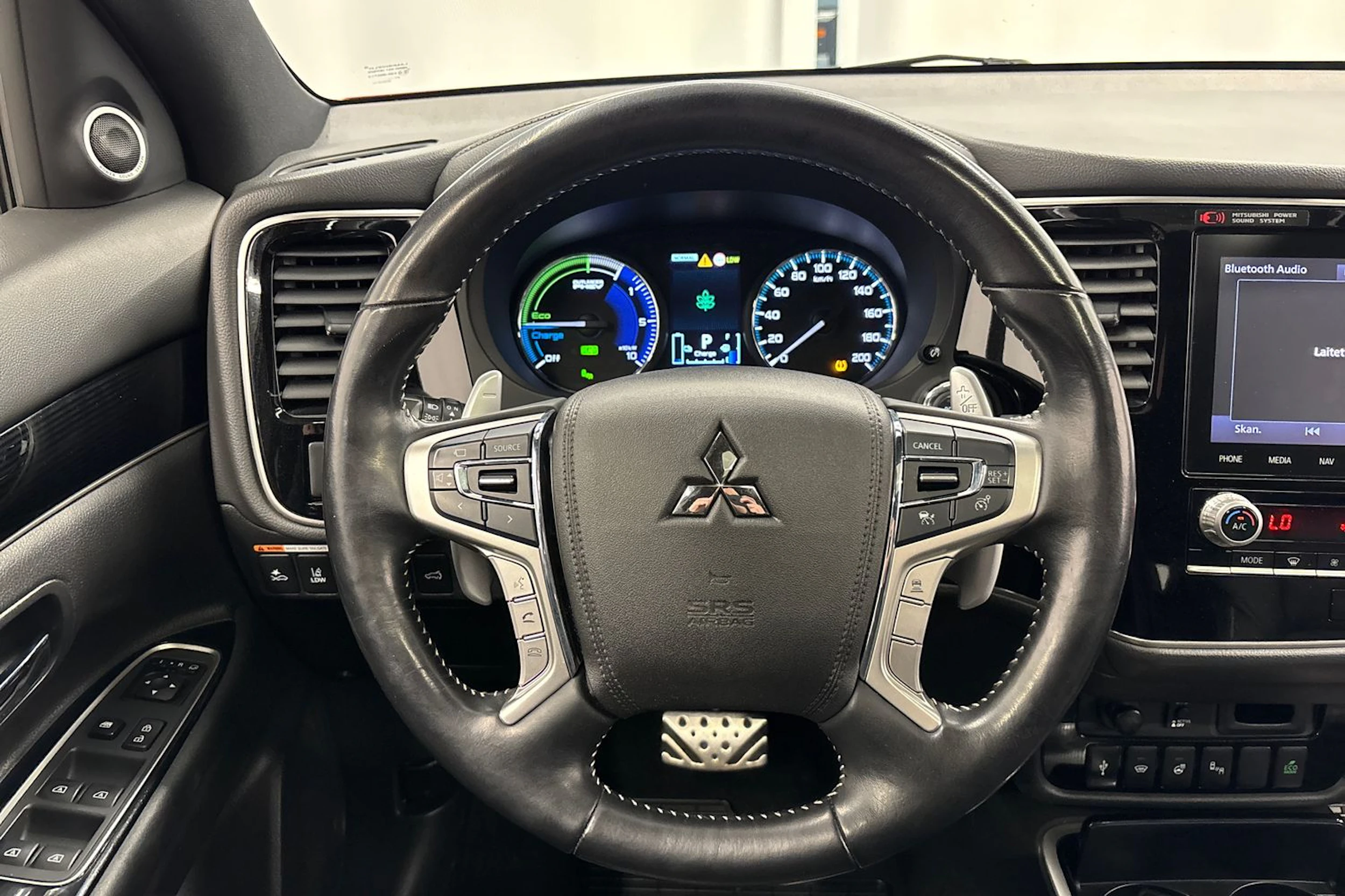 punainen Mitsubishi Outlander 2020 kuva 17.
