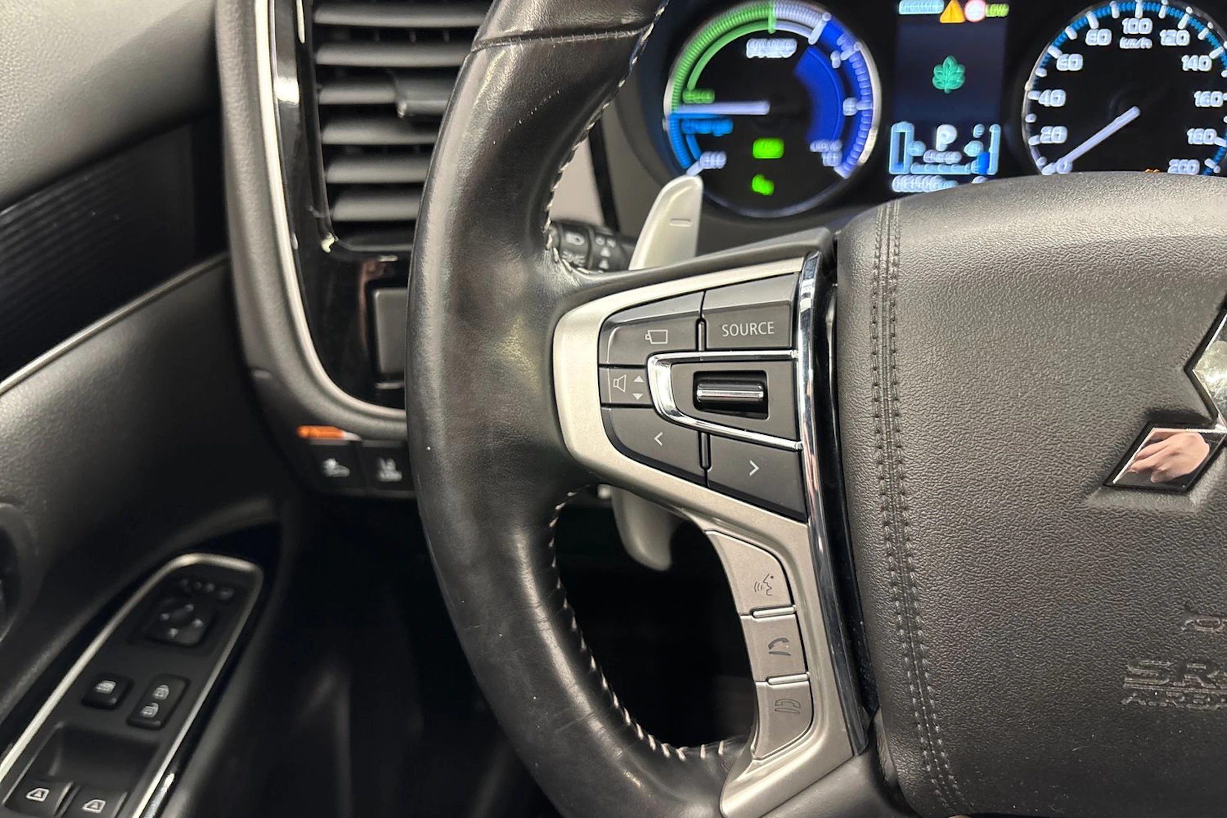punainen Mitsubishi Outlander 2020 kuva 18.