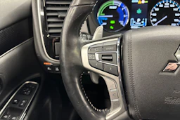 punainen Mitsubishi Outlander 2020 kuva 18.