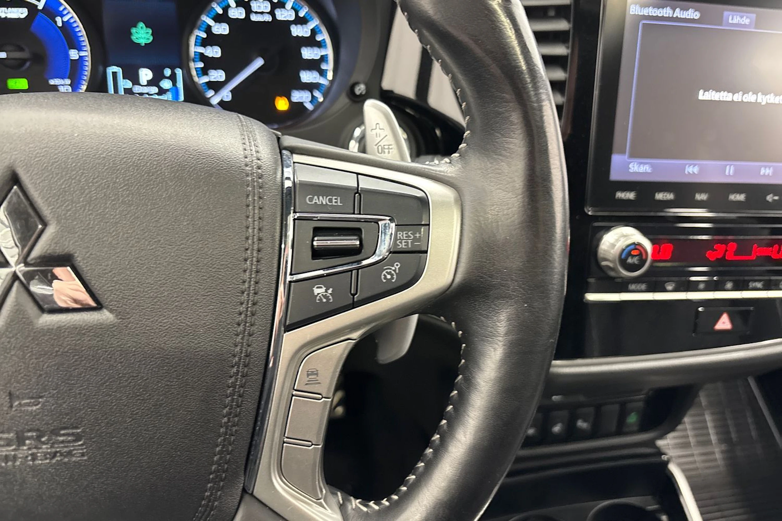 punainen Mitsubishi Outlander 2020 kuva 19.