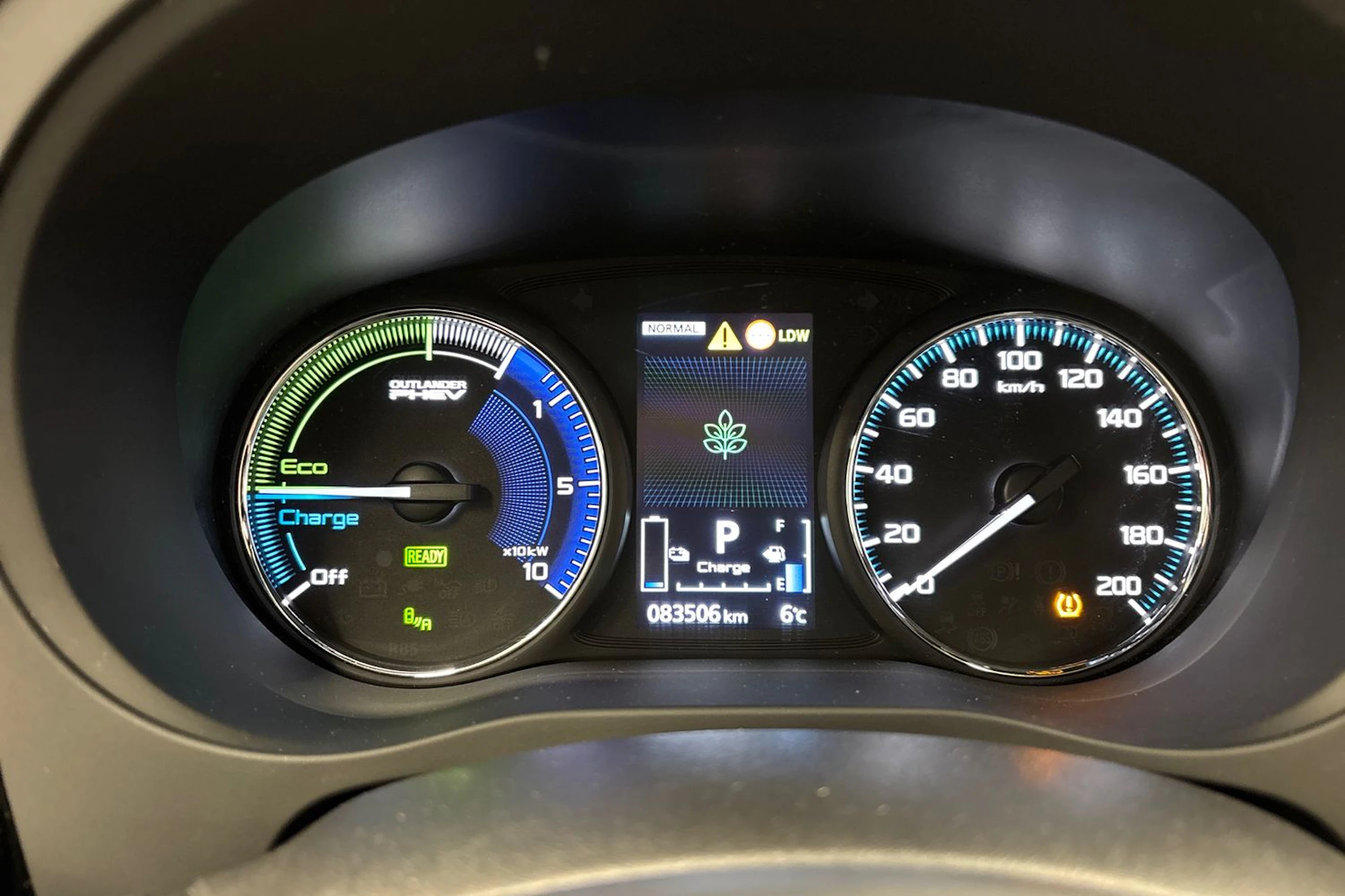 punainen Mitsubishi Outlander 2020 kuva 20.