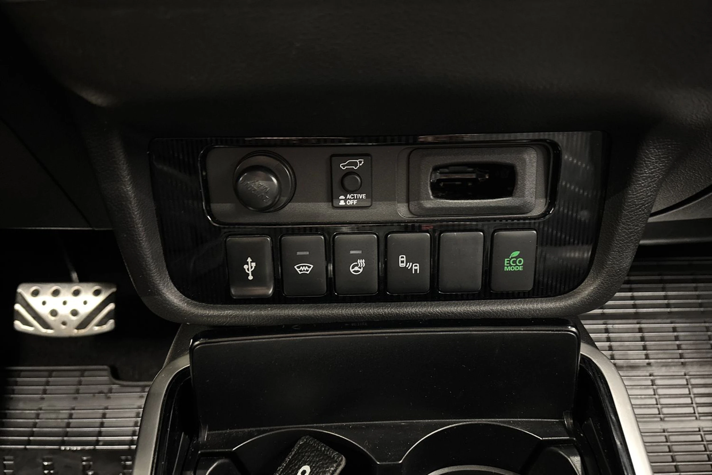 punainen Mitsubishi Outlander 2020 kuva 22.