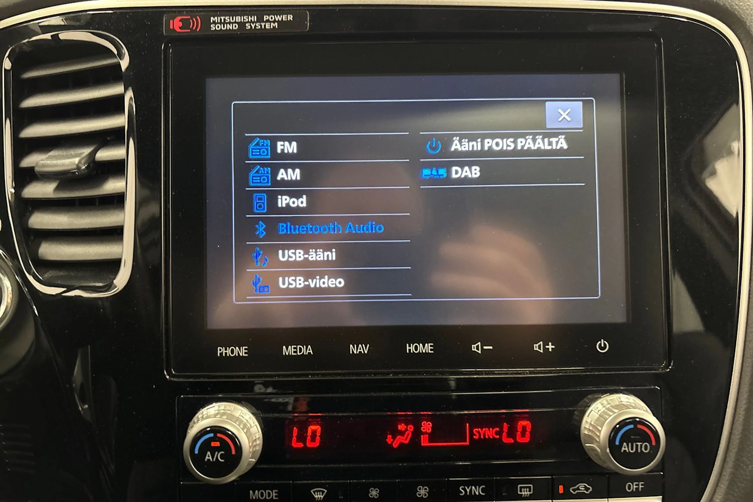 punainen Mitsubishi Outlander 2020 kuva 23.
