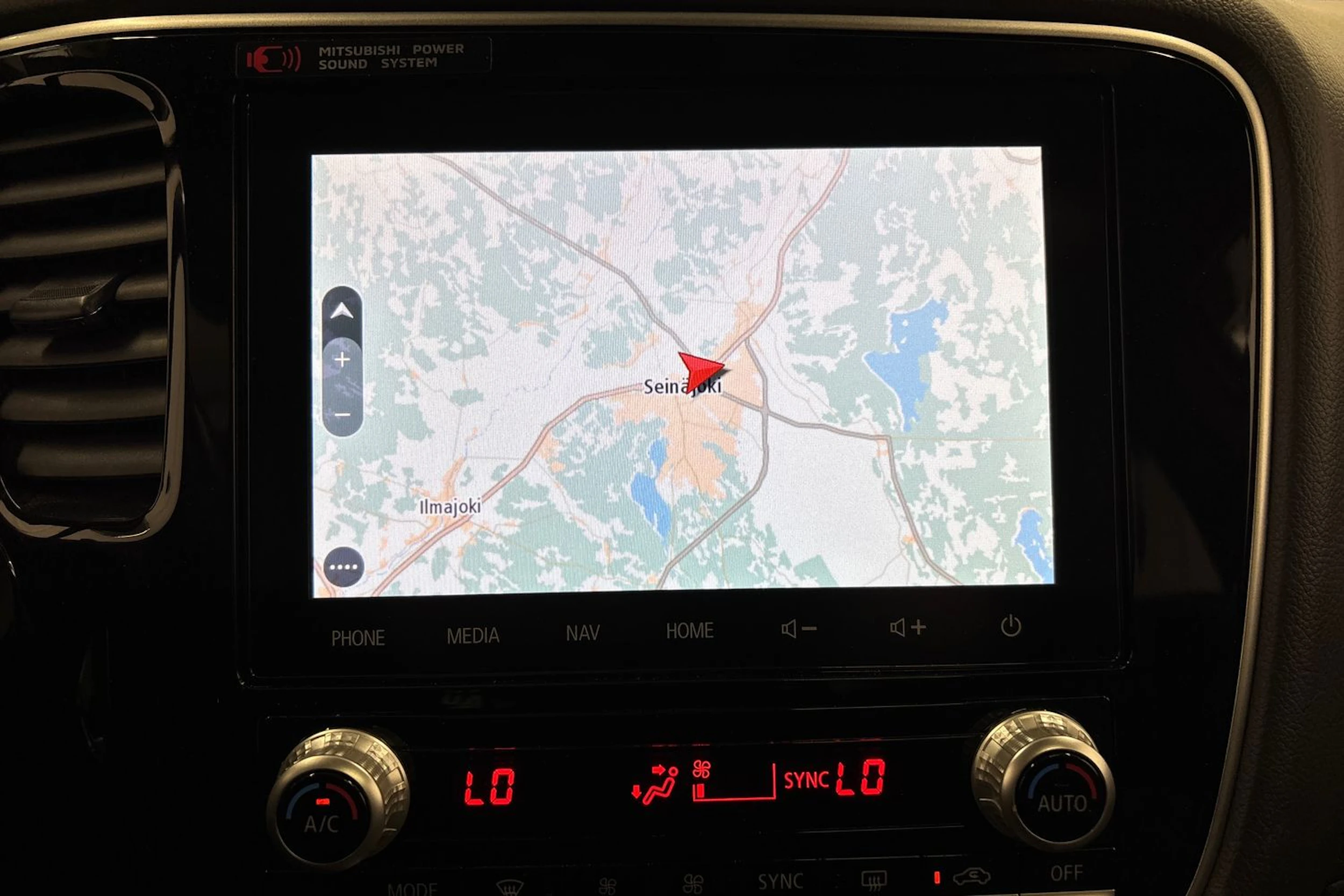 punainen Mitsubishi Outlander 2020 kuva 24.