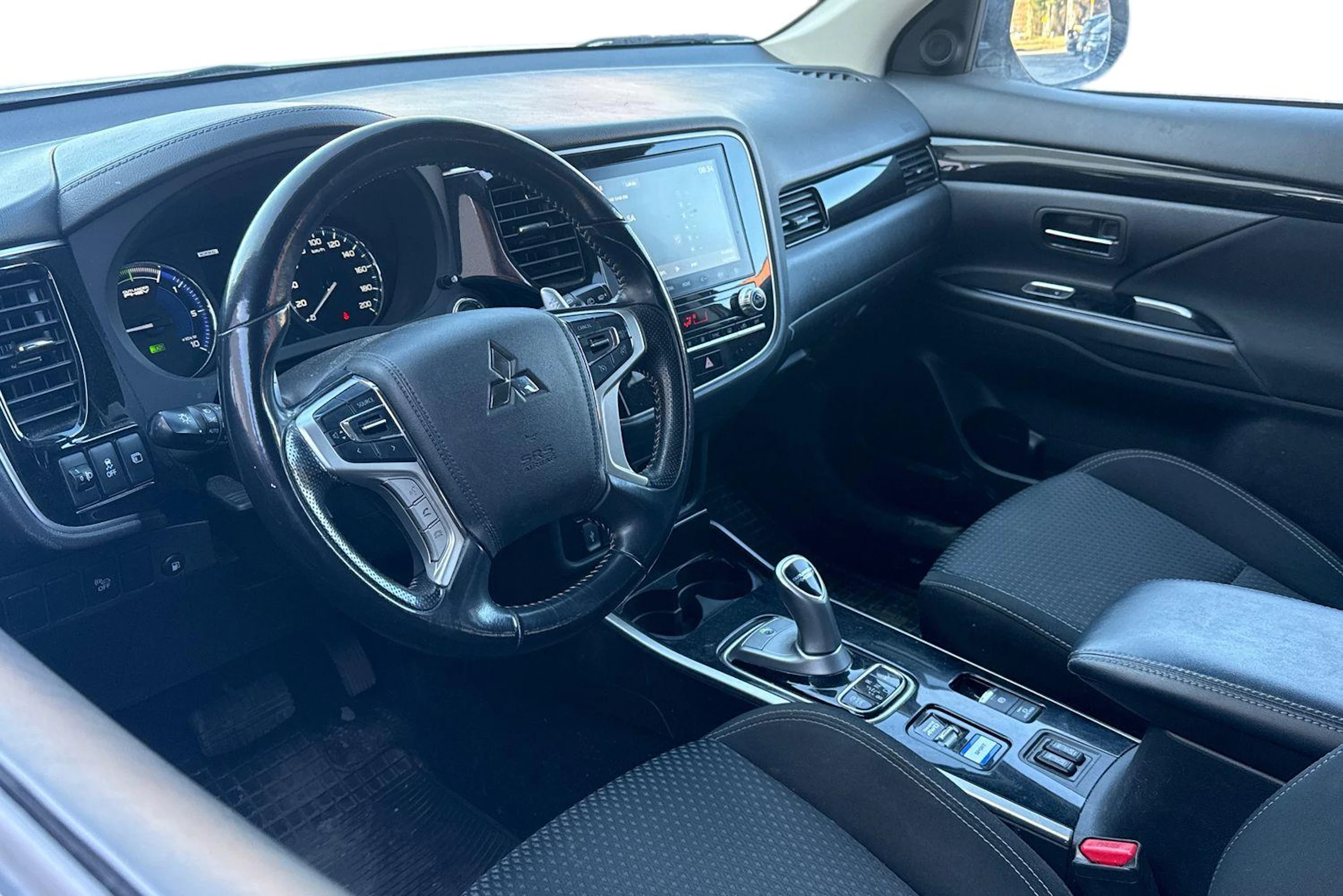 valkoinen Mitsubishi Outlander 2021 kuva 3.