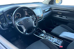 valkoinen Mitsubishi Outlander 2021 kuva 3.