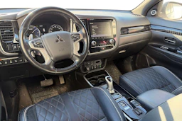 Valkoinen Mitsubishi Outlander 2021 kuva 3.