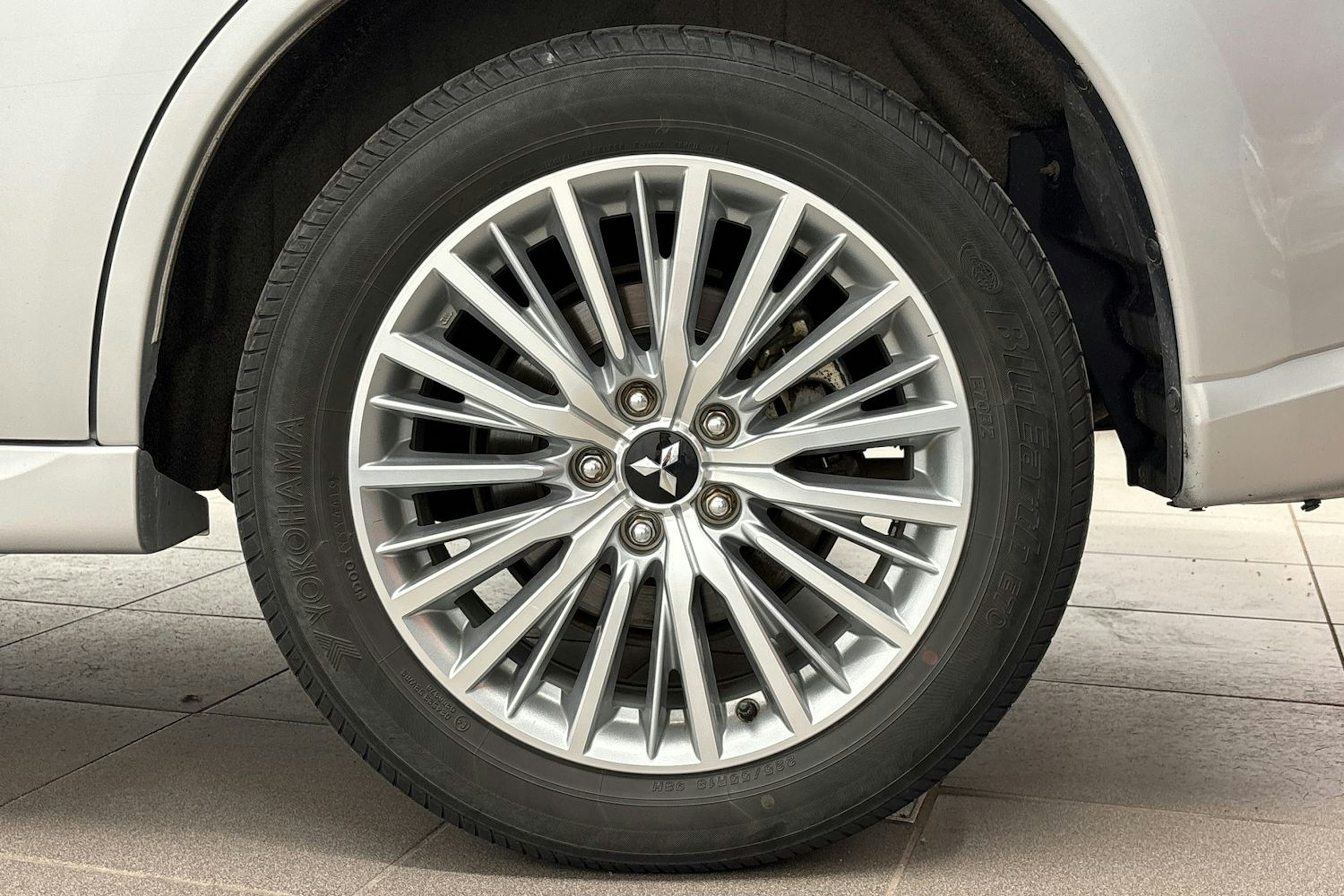 harmaa Mitsubishi Outlander 2021 kuva 13.