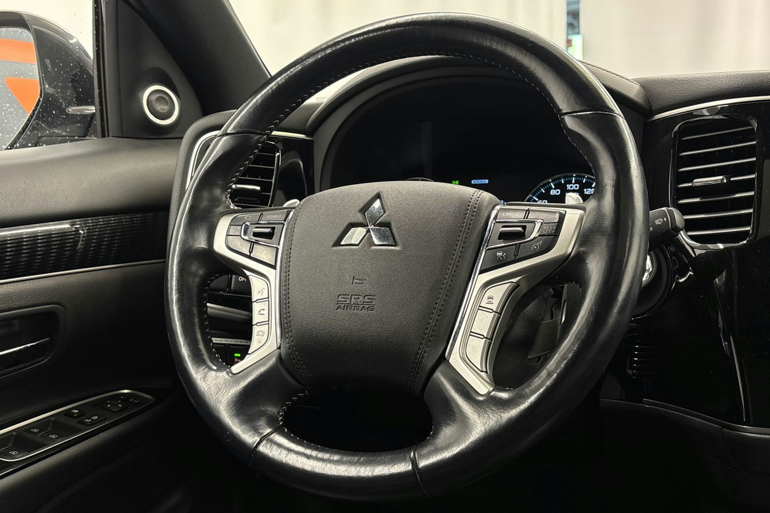 harmaa Mitsubishi Outlander 2021 kuva 16.