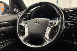harmaa Mitsubishi Outlander 2021 kuva 16.