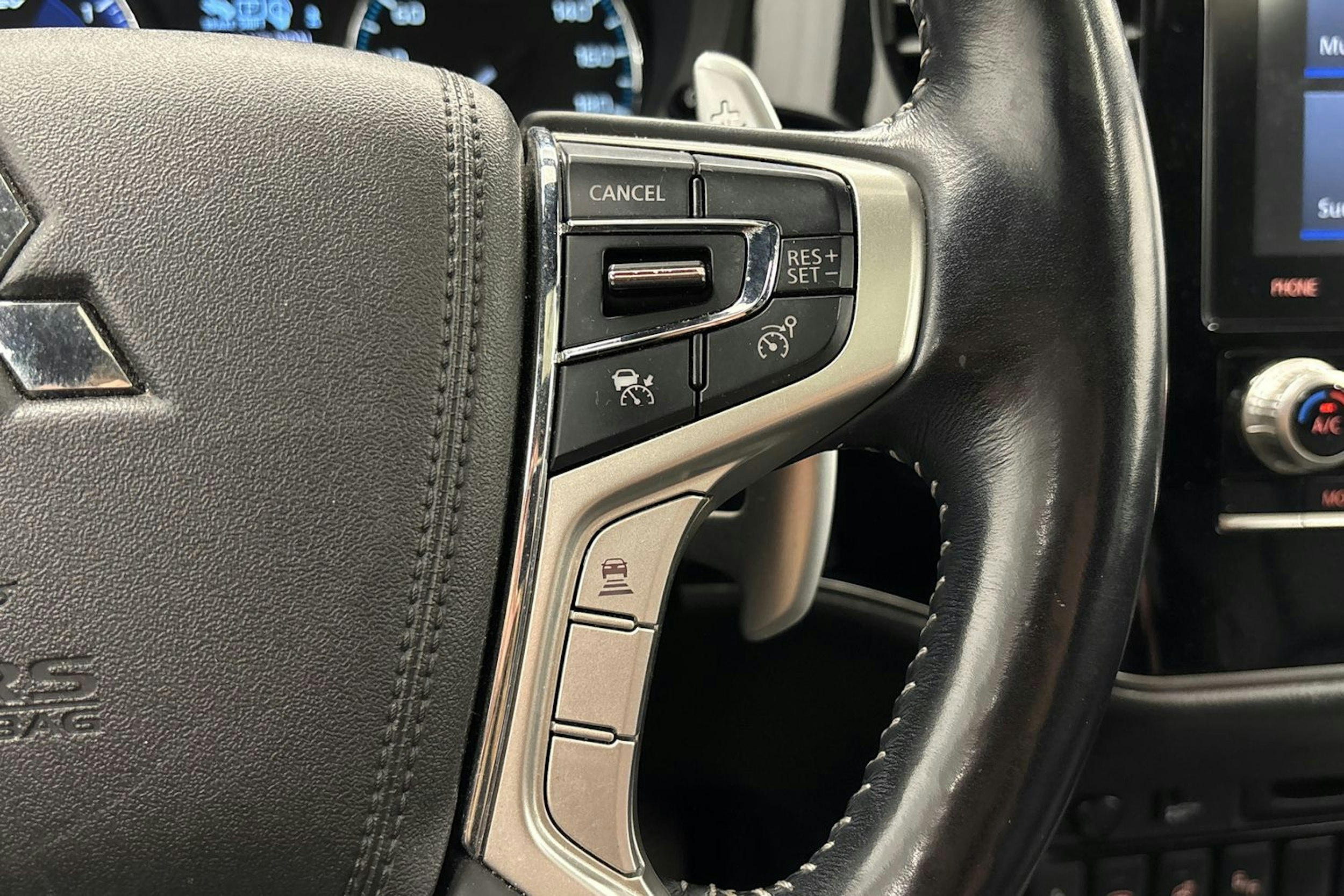 harmaa Mitsubishi Outlander 2021 kuva 18.