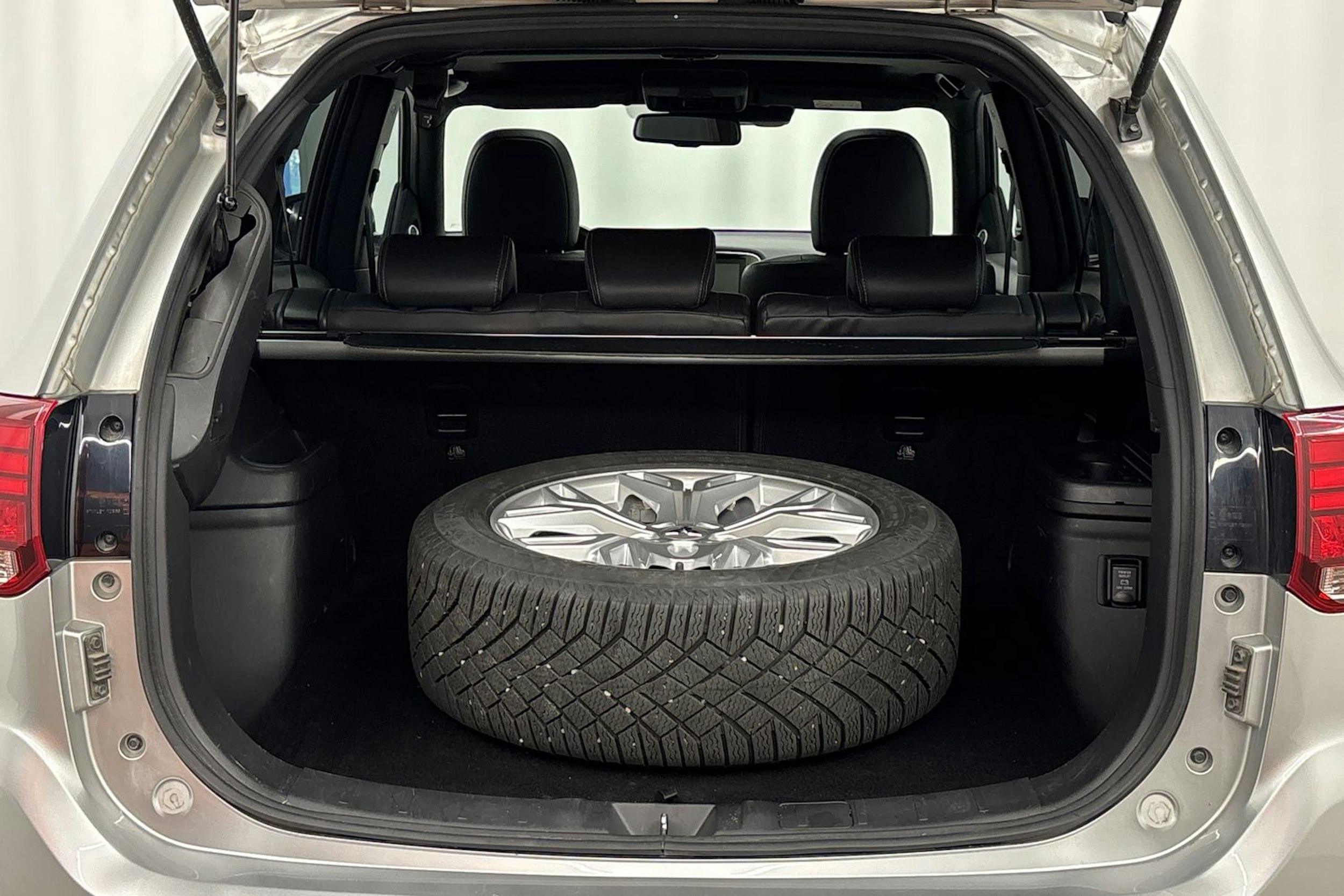 harmaa Mitsubishi Outlander 2021 kuva 26.