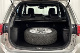harmaa Mitsubishi Outlander 2021 kuva 26.