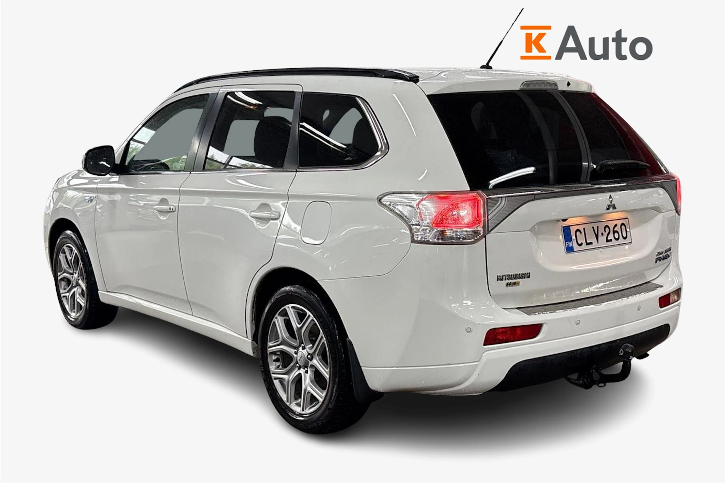 Valkoinen Mitsubishi Outlander PHEV 2014 kuva 2.