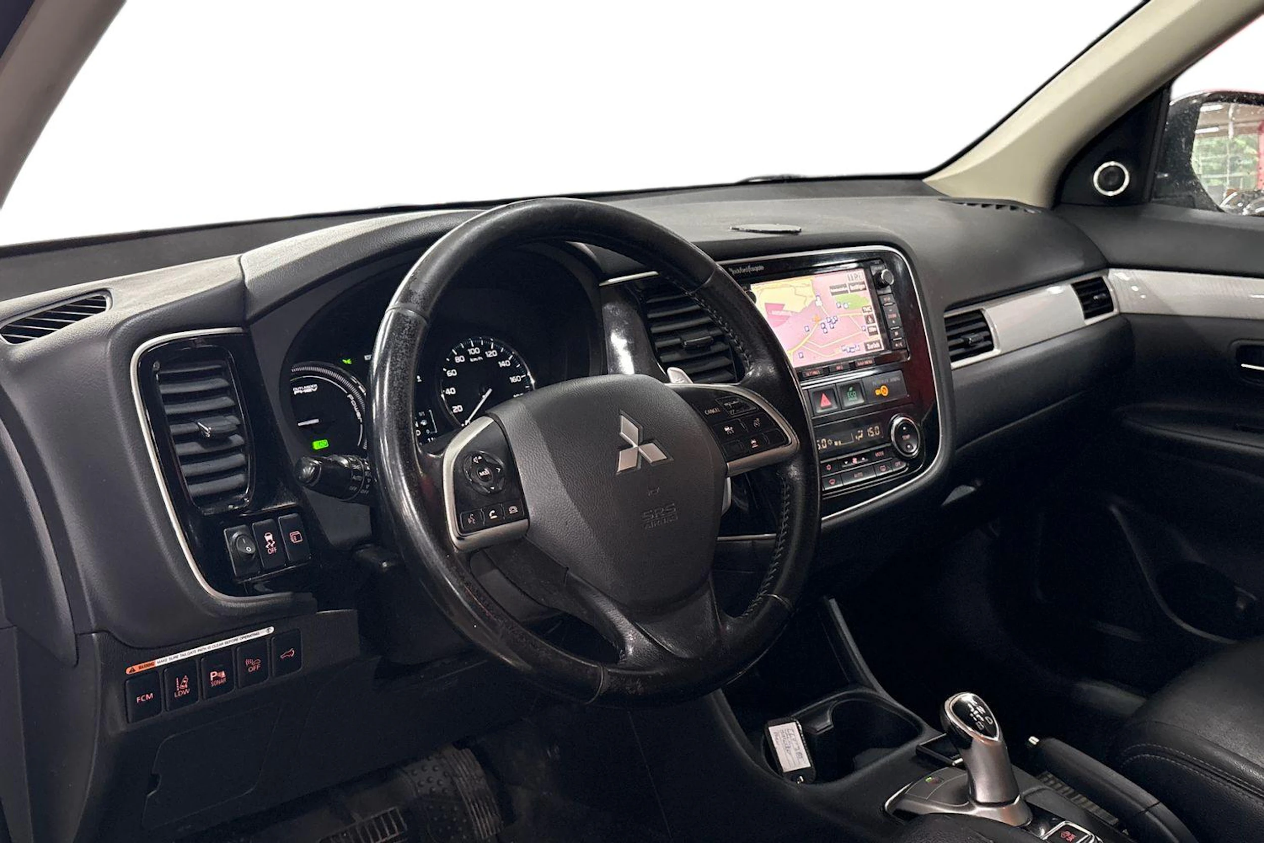 Valkoinen Mitsubishi Outlander PHEV 2014 kuva 3.