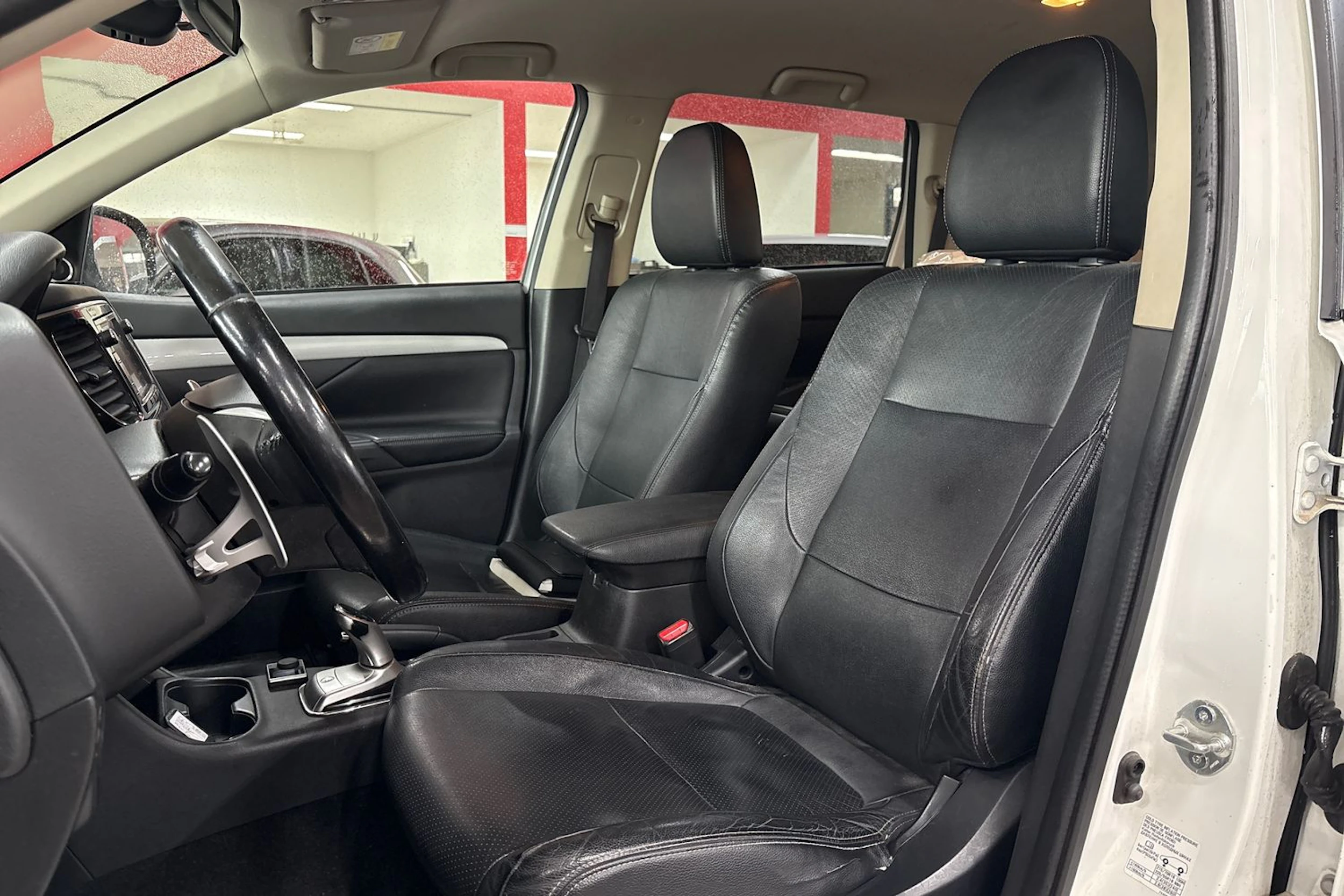 Valkoinen Mitsubishi Outlander PHEV 2014 kuva 4.