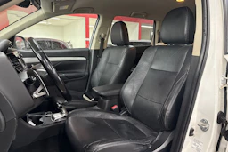 Valkoinen Mitsubishi Outlander PHEV 2014 kuva 4.