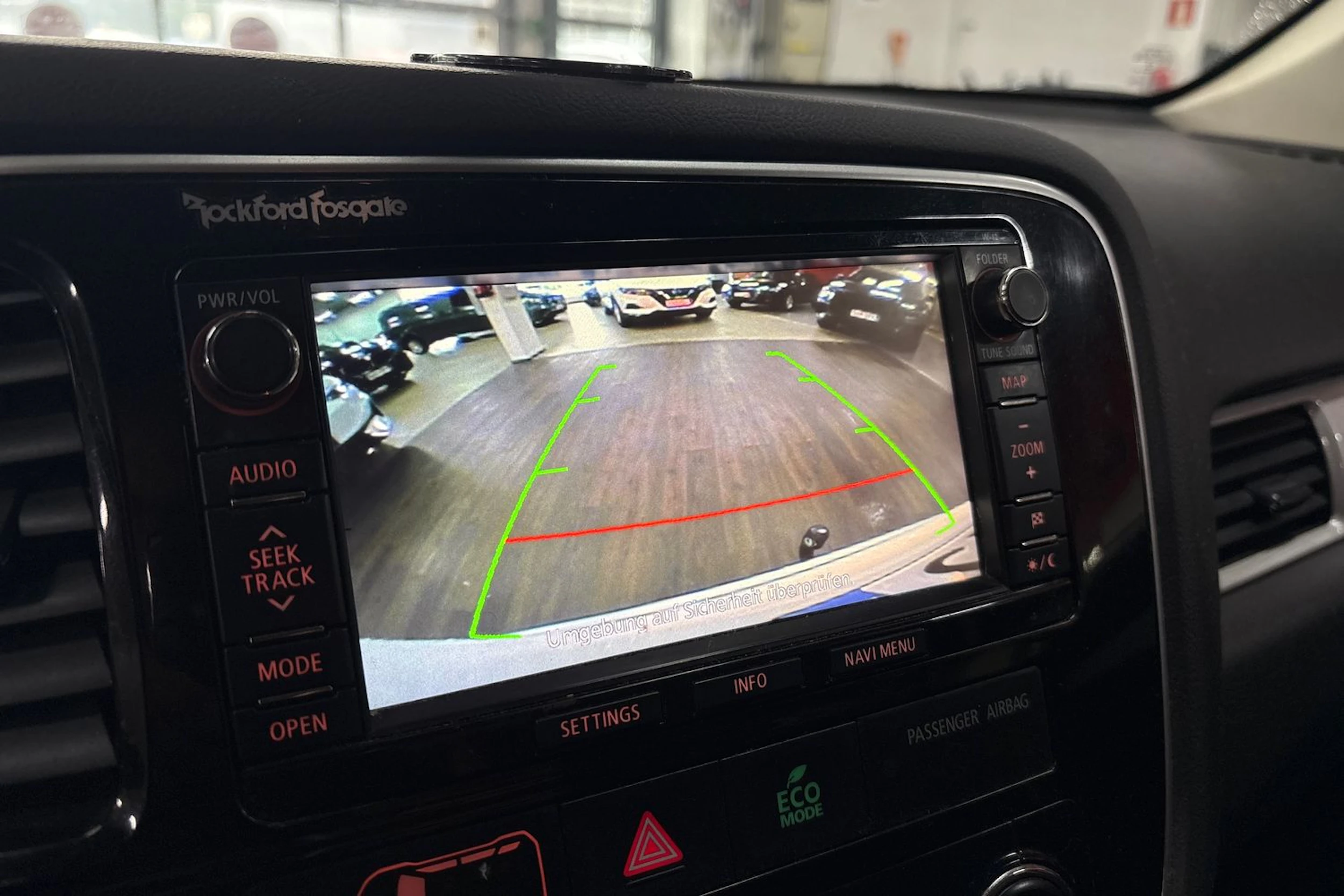 Valkoinen Mitsubishi Outlander PHEV 2014 kuva 6.
