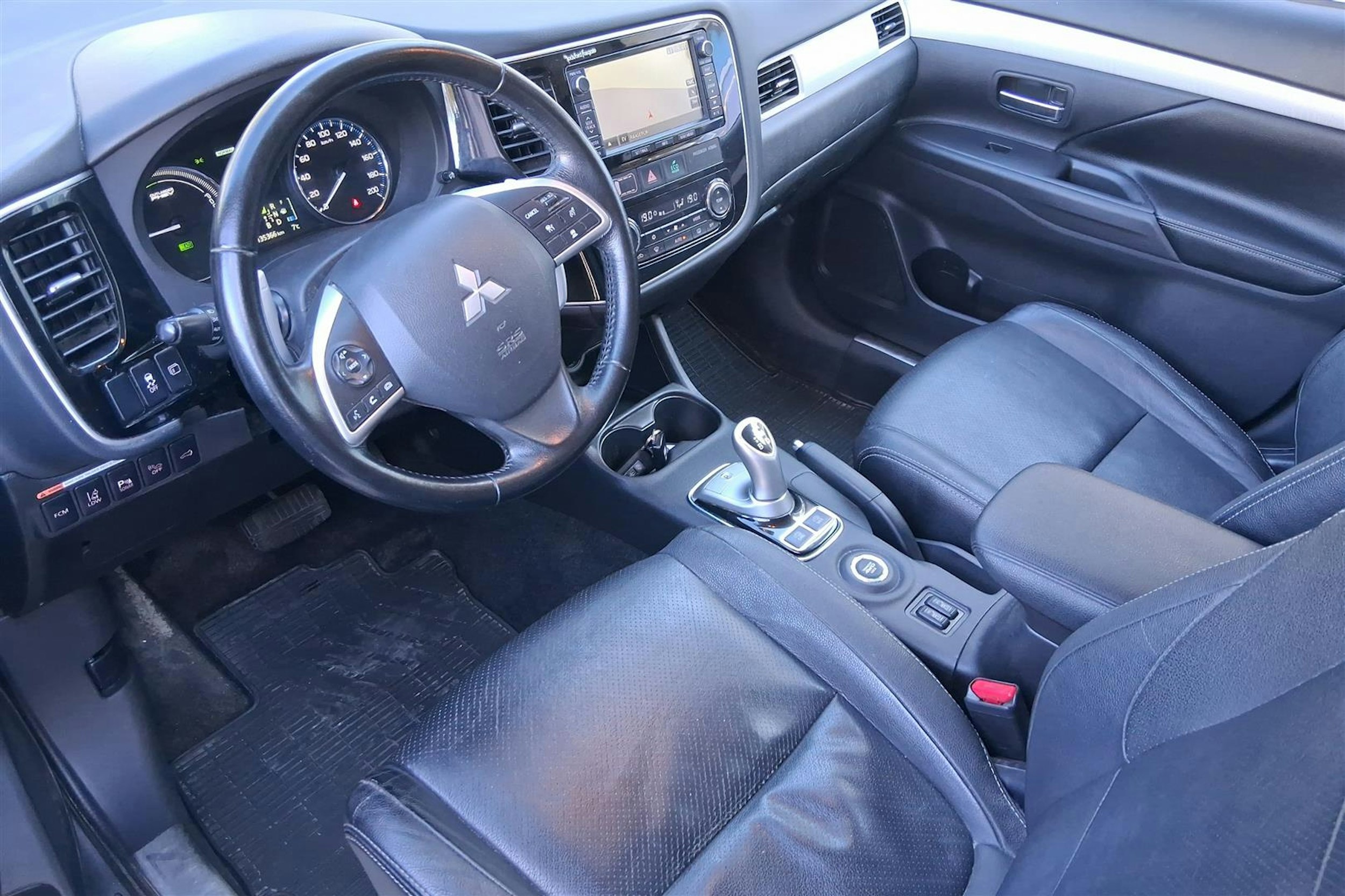 harmaa Mitsubishi Outlander PHEV 2014 kuva 7.