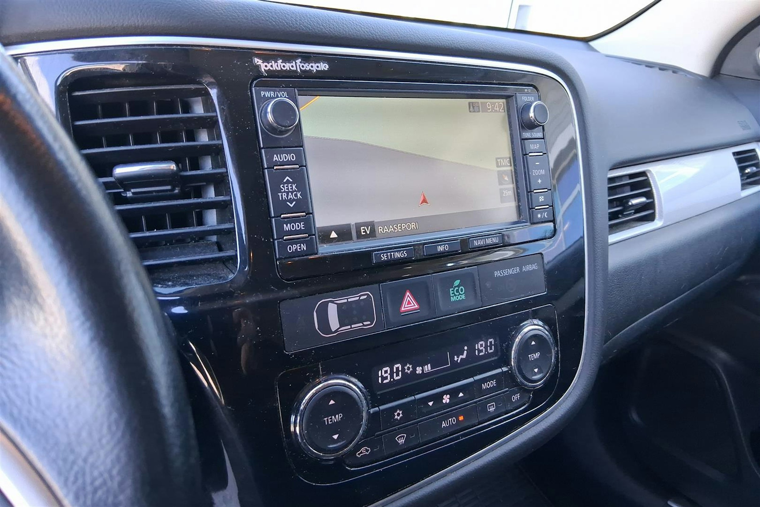 harmaa Mitsubishi Outlander PHEV 2014 kuva 12.