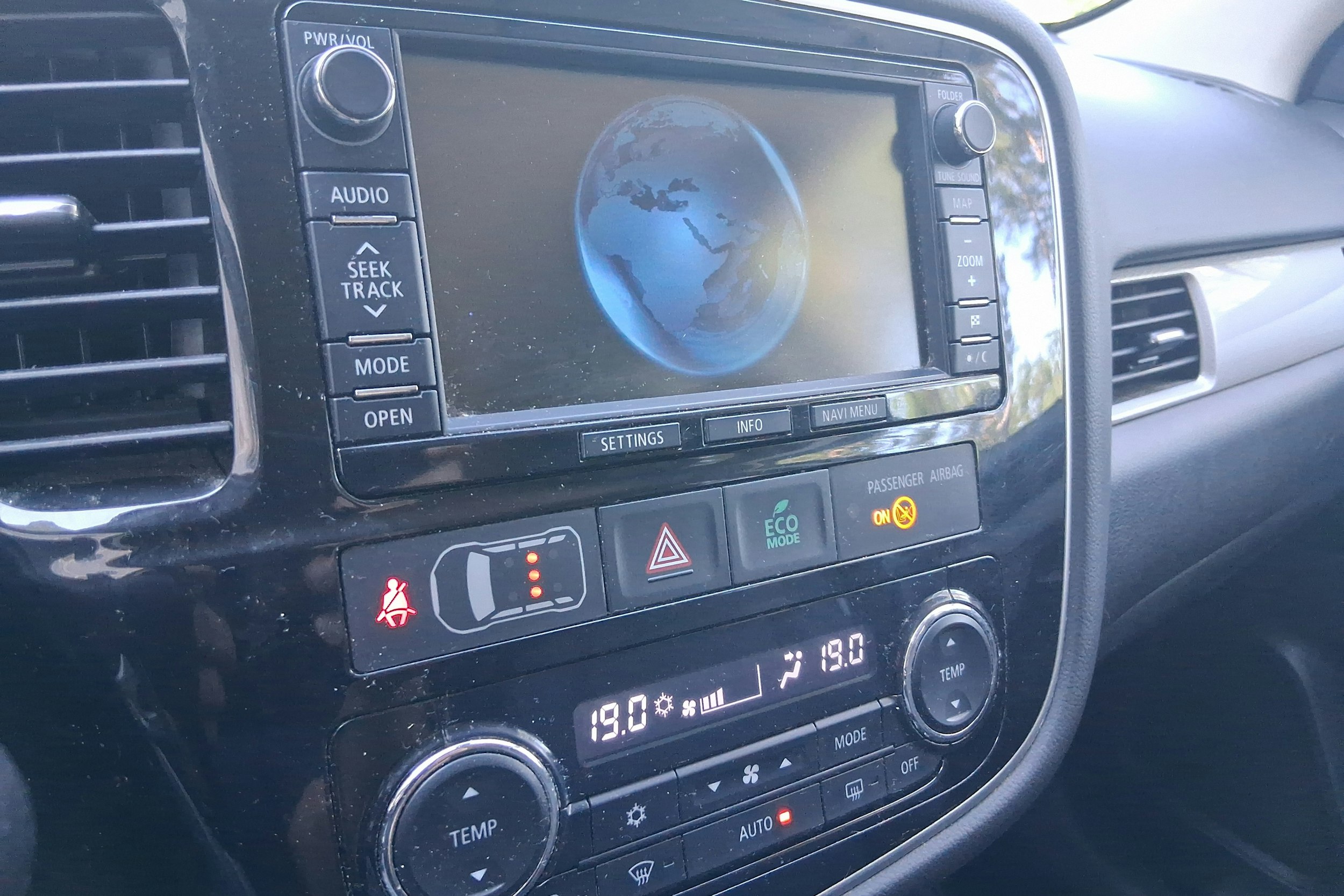 harmaa Mitsubishi Outlander PHEV 2014 kuva 17.