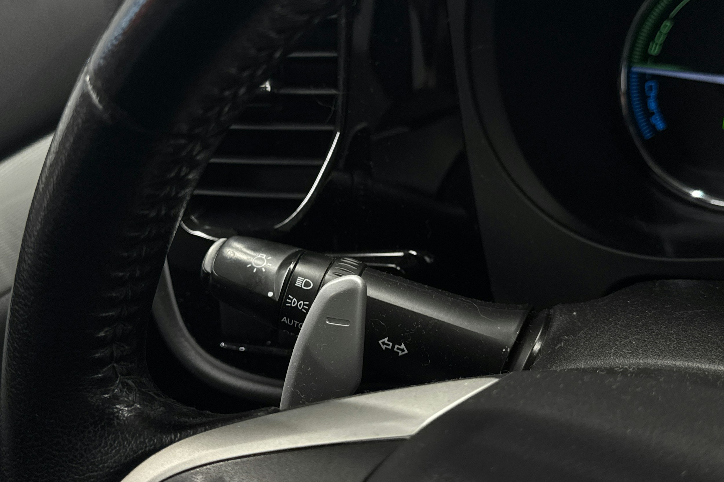 harmaa Mitsubishi Outlander PHEV 2014 kuva 14.