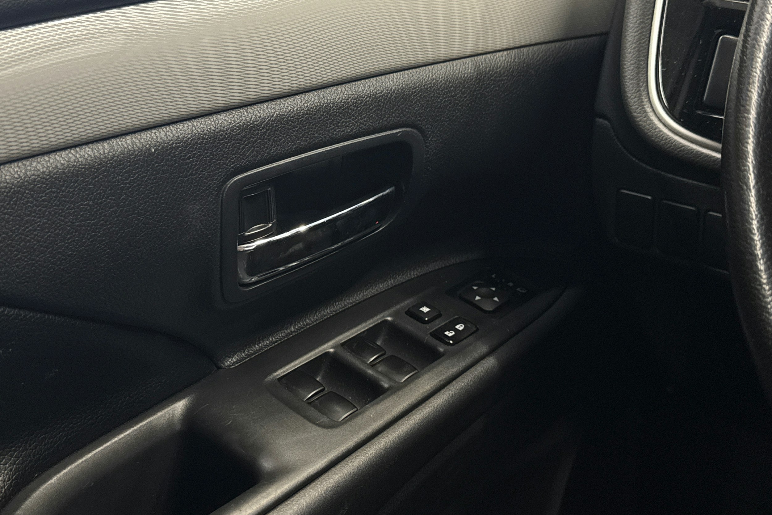 harmaa Mitsubishi Outlander PHEV 2014 kuva 16.