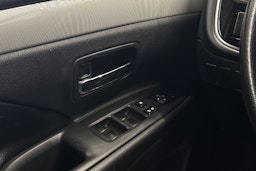 harmaa Mitsubishi Outlander PHEV 2014 kuva 16.