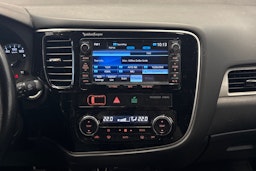 harmaa Mitsubishi Outlander PHEV 2014 kuva 17.