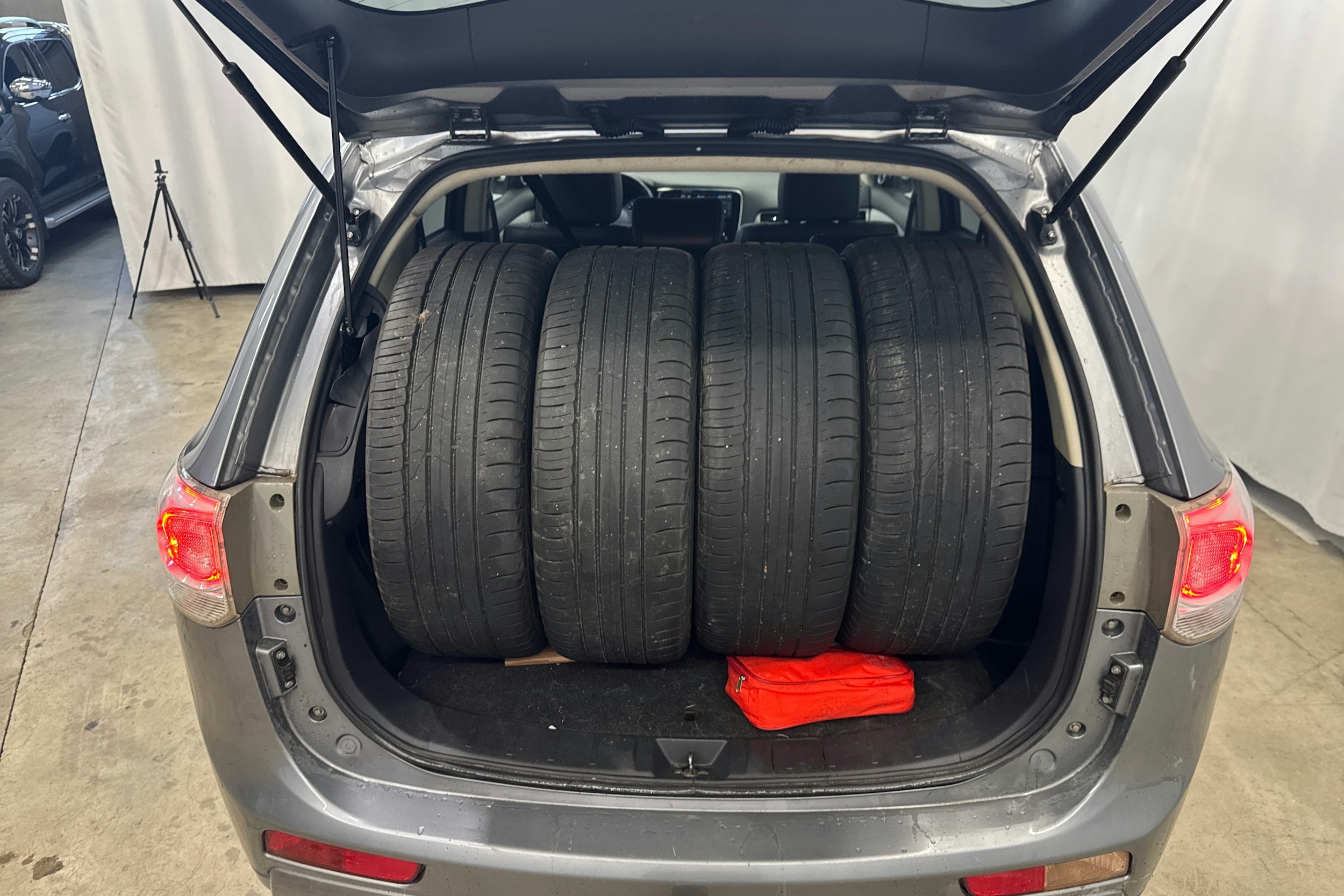 harmaa Mitsubishi Outlander PHEV 2014 kuva 24.