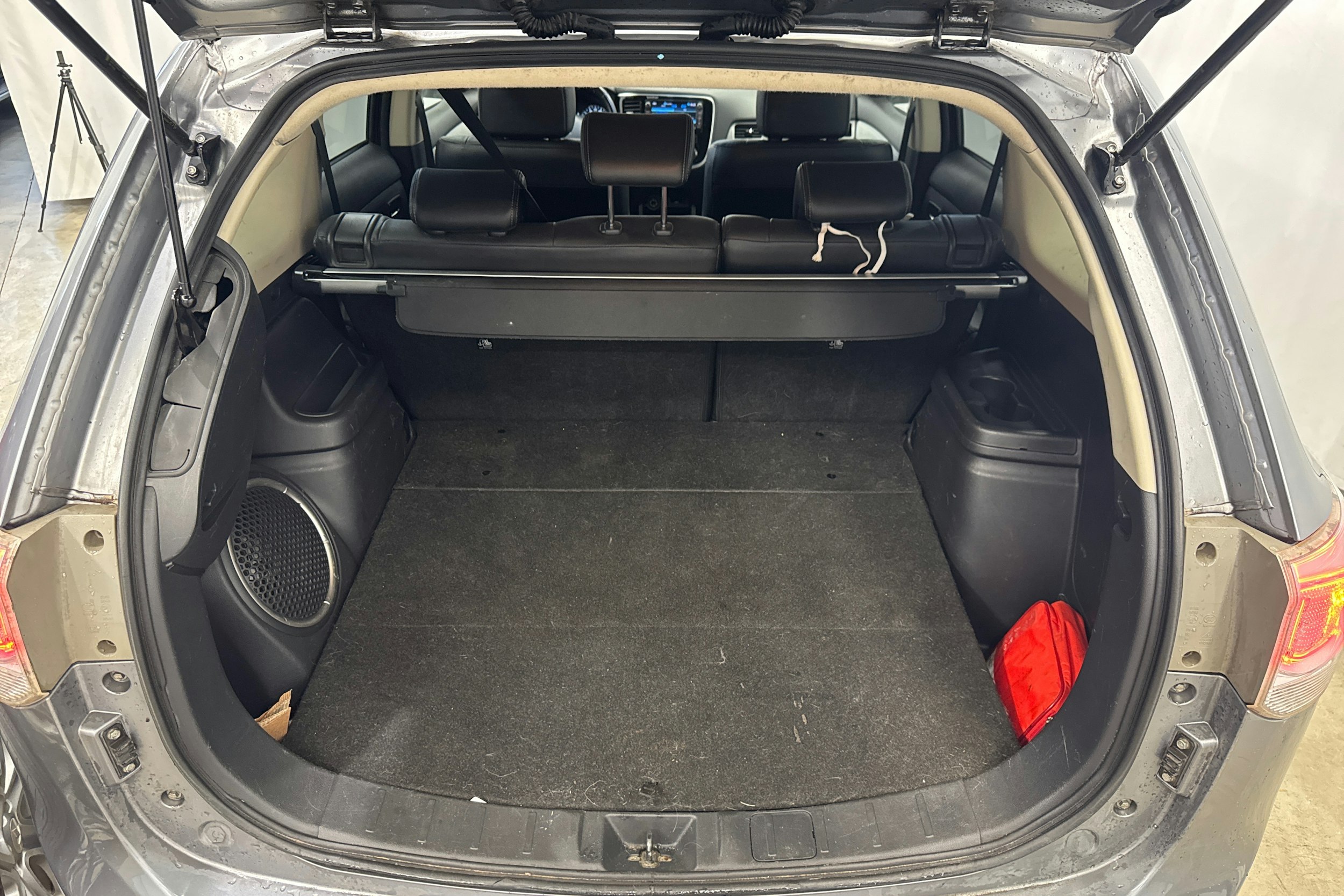 harmaa Mitsubishi Outlander PHEV 2014 kuva 30.