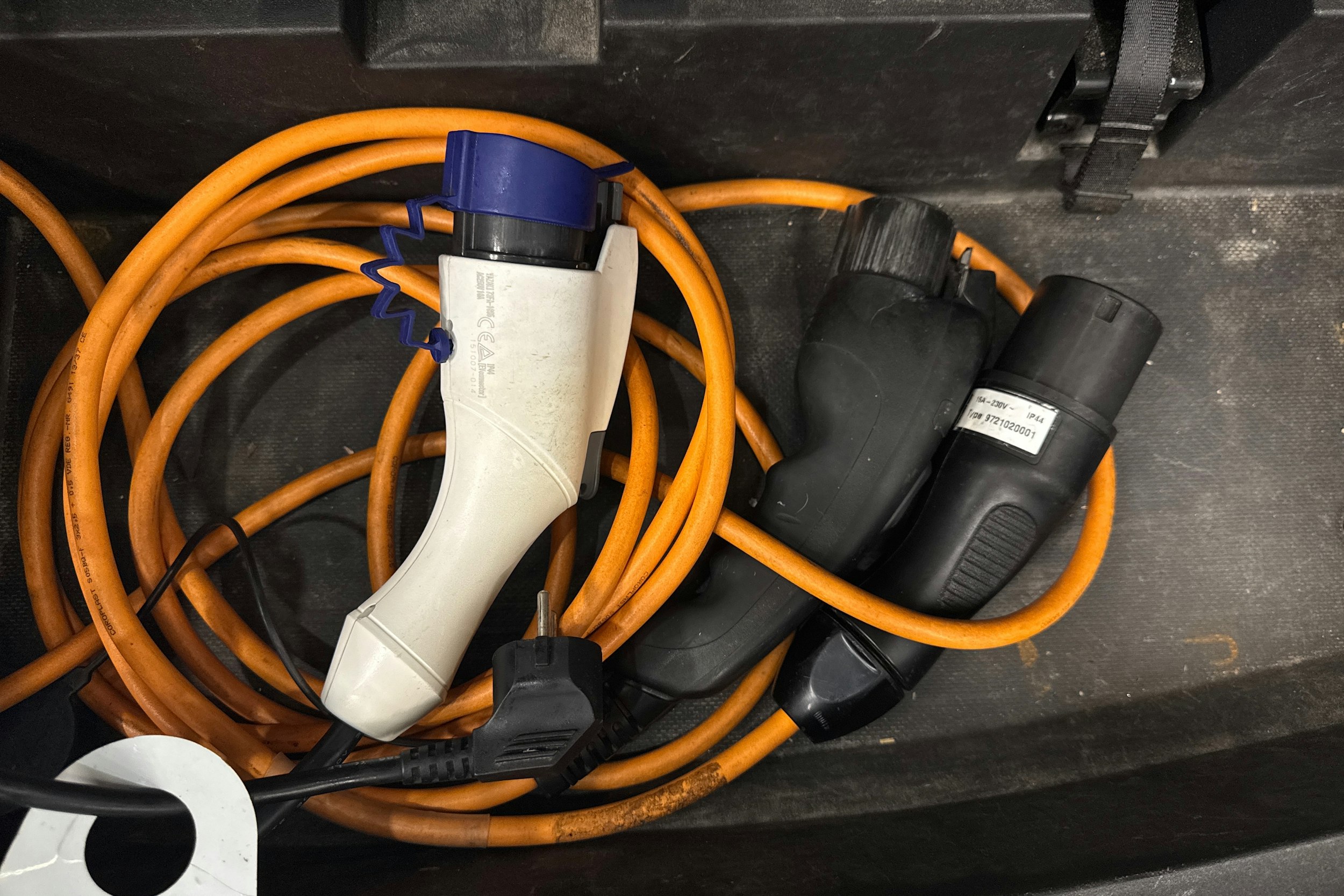 harmaa Mitsubishi Outlander PHEV 2014 kuva 31.