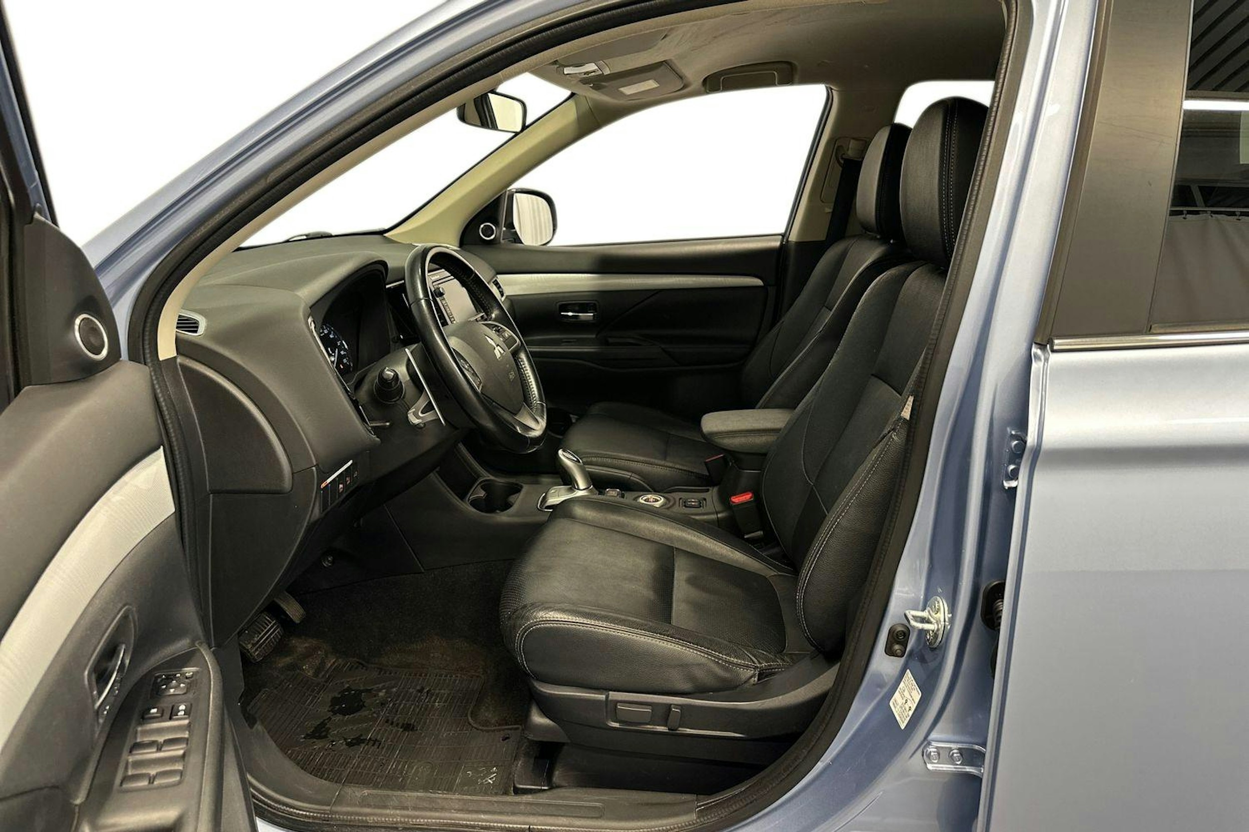 met. sininen Mitsubishi Outlander PHEV 2014 kuva 11.